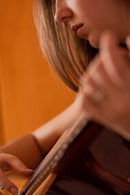 Moça toca violão