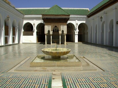 Fez, Marruecos. Fuente a la entrada de una mezquita