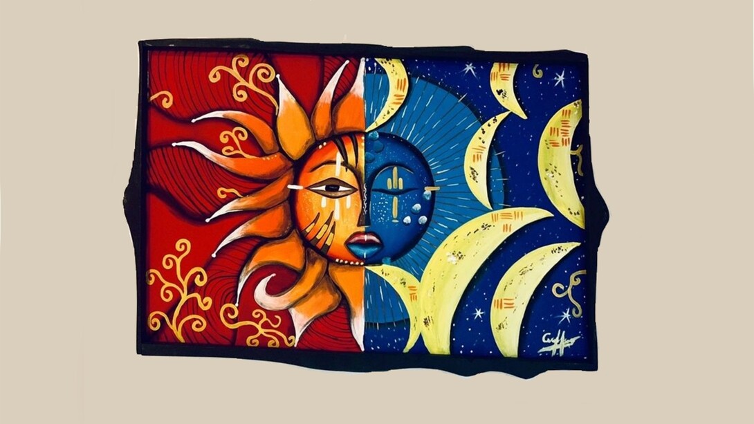 "Celestial Union". Il dipinto raffigura un paesaggio celeste in cui la luna e il sole convergono in una danza di luci e ombre, fondendo le loro energie uniche in un insieme unico e radioso. Foto e opera di Greg Caulley