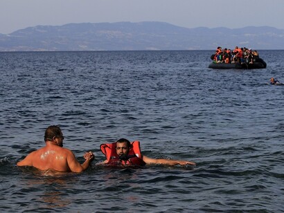 Refugiados sirios intentan legar por mar a la costa griega