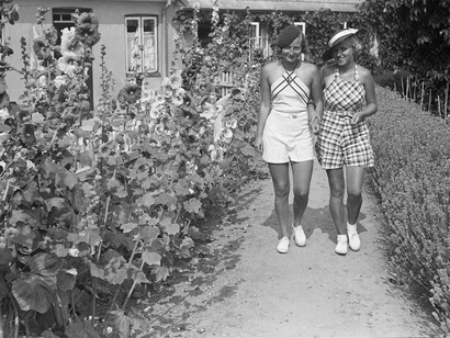 Sven Türck, maestro de la composición, supo registrar ese instante exacto donde la felicidad y la tensión coexistían. La niña en blanco no rompe la escena: la fija. Klampenborg, Dinamarca