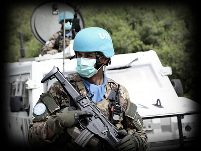 UNIFIL partecipa attivamente alle operazioni di sminamento, rimuovendo mine terrestri e ordigni inesplosi lungo il confine, per rendere sicure le aree per i residenti locali. @Esercito Italiano