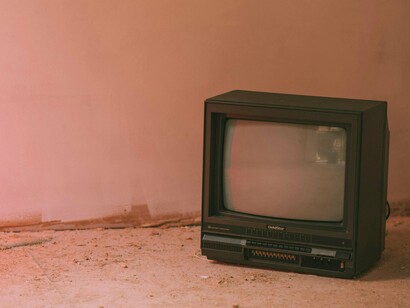 O Cinema Novo, com Glauber Rocha e Nelson Pereira dos Santos, devolveu à imagem suas texturas políticas e sociais. Em Deus e o Diabo na Terra do Sol (1964), a aridez da terra e o vermelho do sangue se tornaram metáforas de um país que não cabia mais na neutralidade do preto e branco