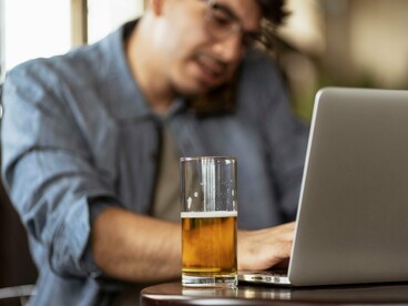 Com o computador, a bebida e o celular, o trabalho continua a ocupar espaço mesmo depois do expediente. Para quem vive em viagens profissionais, esses objetos acabam acompanhando todos os momentos da rotina — inclusive aqueles em que se busca algum descanso