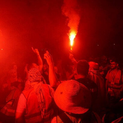 Alcuni abitanti e attivisti tunisini si sono radunati sul porto di Sidi Bou Said, vicino a Tunisi, per manifestare sostegno alla Flotilla e denunciare quanto definito come un attacco con drone contro le imbarcazioni ferme in porto. Foto di Brahim Guedich