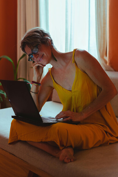 Empresas podem contribuir para a inclusão ao implementar programas de requalificação para mulheres mais velhas, valorizando suas habilidades e promovendo diversidade