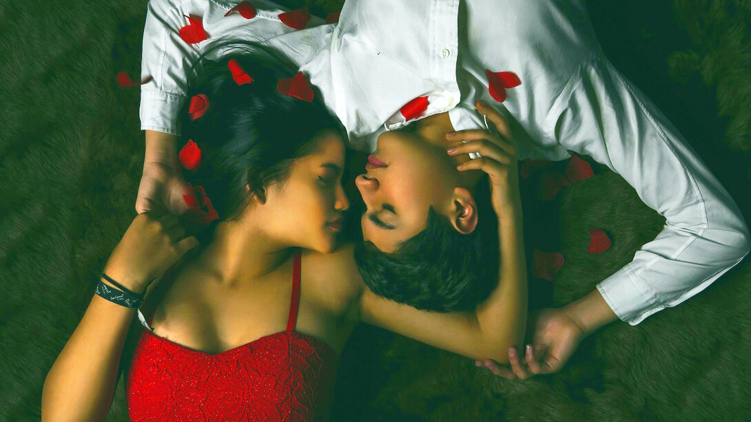  Um casal apaixonado numa cama de rosas é um processo imaginativo indicativo de um estado amoroso