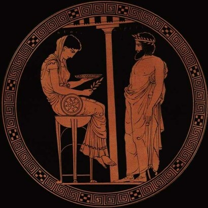 Egeo, mitico re di Atene, consulta la dea Temi, seconda detentrice dell'oracolo di Delfi secondo Eschilo assisa sul bacile del tripode. Tondo di una kylix attica a figure rosse del 440-430 a.C. Opera del Pittore di Kodros, (Antikensammlung di Berlino, Berlin Mus. 2538)