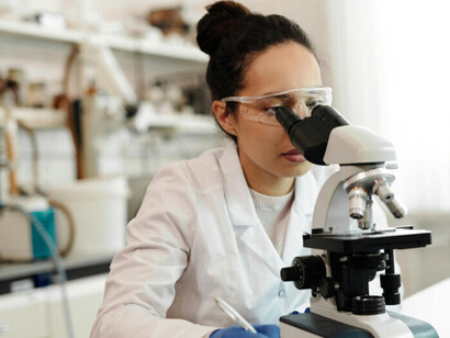 À l’échelle microscopique se joue la première étape essentielle : la transcription, copie fidèle mais adaptée du message porté par l’ADN