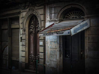 Quiosco clausurado en una calle de Montevideo, Urugay