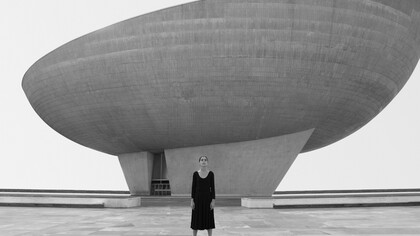 Shirin Neshat, Untitled, from Roja series, 2016 - Silver gelatin print, 40 x 60 inches (101.6 x 152.4 cm) 40 x 60 inches (101.6 x 152.4 cm) - Copyright Shirin Neshat- Courtesy the artist and Gladstone Gallery, New York and Brussels
