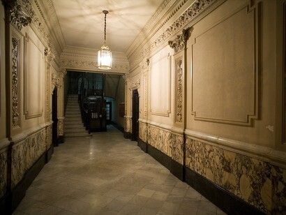 Entrada en un edificio antiguo de Barcelona