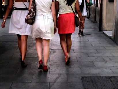 Tres mujeres arregladas pasean por la calle