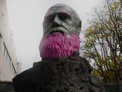 Escultura de Charles Darwin, con la barba y las cejas rosas, en la Facultad de Ciencias de la UNAM