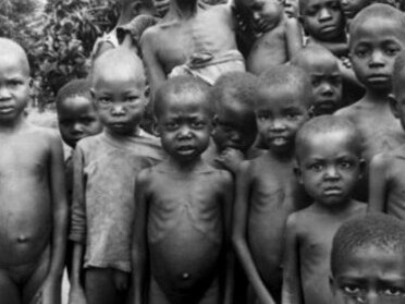 Niños africanos. Filmar en África significó adentrarse en escenarios extremos, donde la urgencia humanitaria se entrelazaba con la creación artística