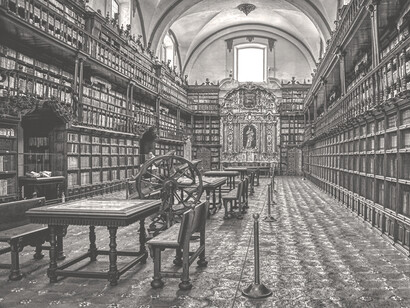 Generalmente huele a húmedo o a encerrado, y aunque quizás no es lo mejor para los libros que viven aquí, me hace sentir como si estuviera en un lugar exclusivo