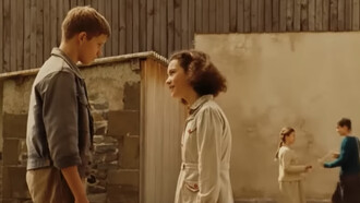 Niño embelesado en fantasías y sueños 