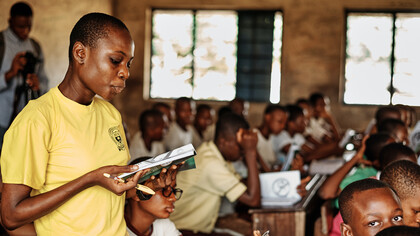 Professora analisa material didático que será enviado ao Brasil para formar parte do currículo de ensino