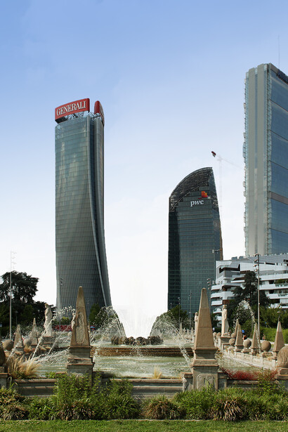 Torri e fontana delle quattro stagioni viste dal piazzale Giulio Cesare a Milano, Italia