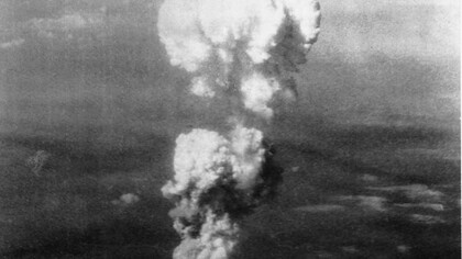 Nube en forma de hongo tras la explosión de la bomba atómica arrojada sobre Hiroshima 