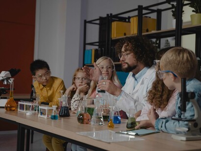 Professor aguça a criatividade e imaginação dos alunos pequenos ao fazer uma brincadeira com o sentido olfativo e um experimento químico