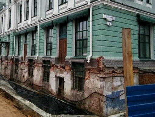 Edifício onde as janelas do andar térreo estão parcial ou totalmente abaixo do nível do solo, supostamente confirmando a teoria da Mud Flood. A teoria alega que um cataclismo proposital teria sido orquestrado por forças ocultas para apagar a Tartária da história e reescrever o passado da humanidade. No entanto, não há evidências científicas ou históricas que sustentem essa ideia