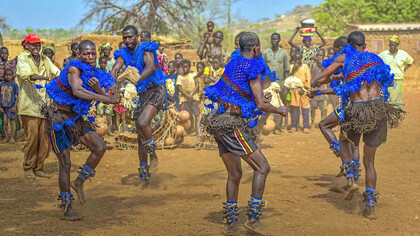 Burkina Faso – Danzatori durante il Festival delle Maschere di Foglie nella regione di Houndé 