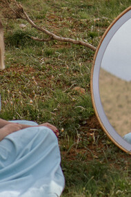 Face au miroir de nos rêves, nous contemplons ce que nous aspirons à devenir — mais le reflet seul ne suffit pas à transformer le réel