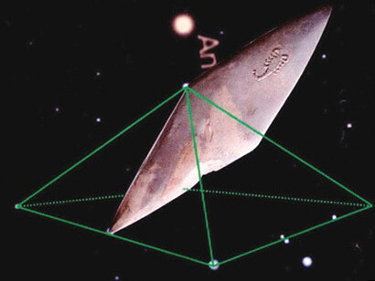 Unendo le stelle della costellazione dello Scorpione come nel famoso gioco enigmistico, è possibile ottenere, senza alcun dubbio, la precisa immagine di una piramide. Sorprendentemente corrisponde alla specifica piramide detta di Khufu
