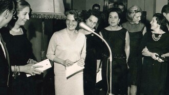 Carmen Laforet (en el centro, de blanco)