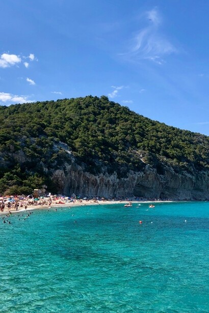 Cala Luna è una splendida baia nel Golfo di Orosei, Sardegna, famosa per la sua spiaggia di sabbia bianca, le acque turchesi e le grotte spettacolari, perfetta per il trekking e il nuoto