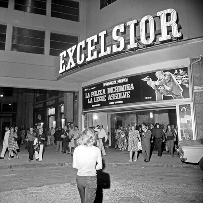 Esterno del Cinema Excelsior con il cartellone del film La polizia incrimina, la legge assolve con Franco Nero; Milano, 06/09/1973; ©ArchiviFarabola