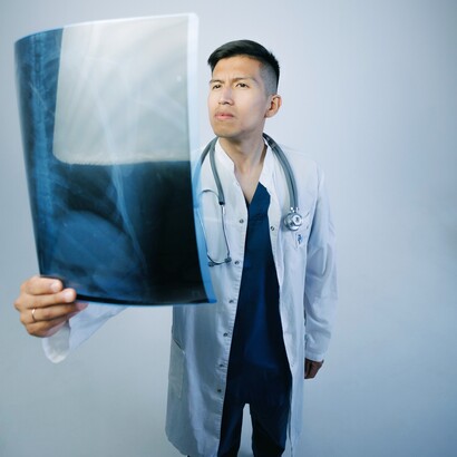 Simulando il dibattito di un’équipe clinica, gli LLM multi-agente aiutano a mettere in discussione ipotesi errate e a individuare diagnosi corrette