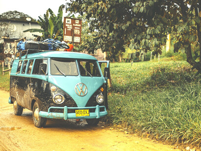 Camioneta vieja VW recorriendo la región de Alegría en El Salvador