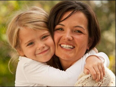 Abrazo de madre e hija