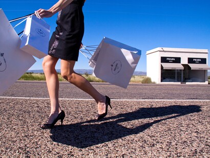 De compras en Prada Marfa