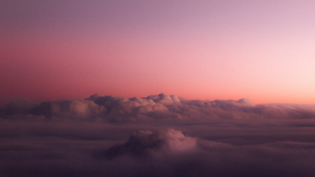 Nubes coloreadas por la luz del sol