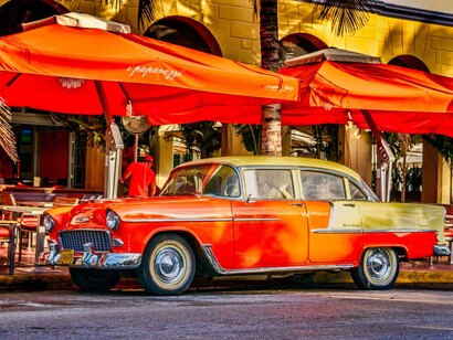 Miami. Coche antiguo delante de un bar de Ocean Drive