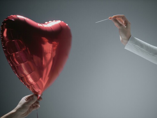 Há uma dor que vem do amor. E não é qualquer dor. É uma dor que atravessa o corpo, mas mora no silêncio.
A dor de quem foi deixado sem explicação. A dor de quem acorda com a ausência digital de alguém — o número bloqueado, o perfil apagado, o vazio nas notificações