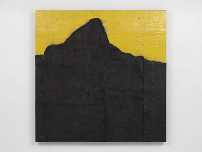 Theaster Gates, Hill, 2023. Industrial oil-based enamel, rubber torch down, bitumen, wood and copper, 215.9 x 215.9 x 10.2 cm | 85 x 85 x 4 in.© Theaster Gates. Photo © White Cube (On White Wall)
