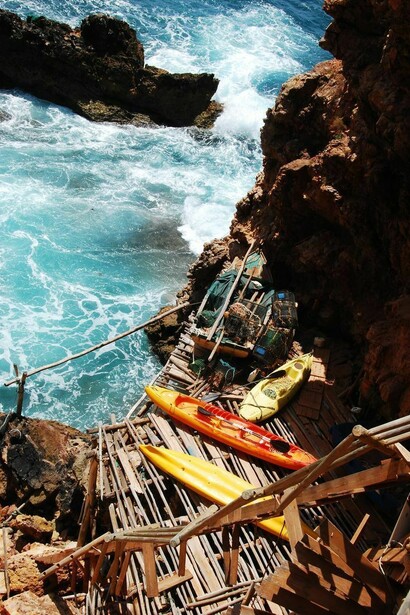 No mar perto de Carrapateira, na costa oeste do Algarve é uma pequena aldeia situada no Parque Natural da Costa Vicentina.