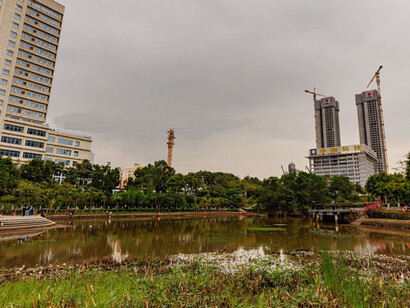Los edificios de gran altura constituyen el caso más visible —y quizá el más extremo— de este cambio de régimen. Parque de Songpingshan, 2023, Shenzhen, China