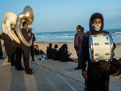 Alex Webb, Galveston, TX, 2019. Courtesy of Stephen Daiter Gallery