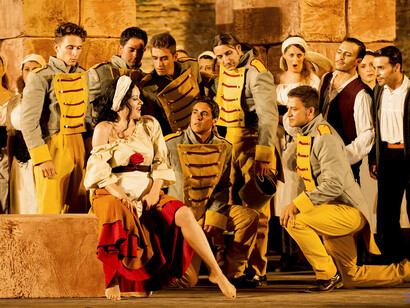 Carmen seduce i soldati