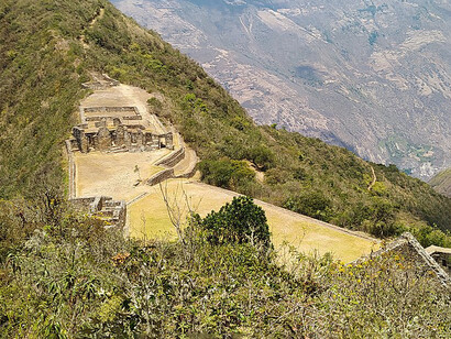 La ciudadela se encuentra en un entorno megadiverso, rodeado de cañones como el del río Apurímac, con fauna como cóndores, osos andinos y el gallito de las rocas