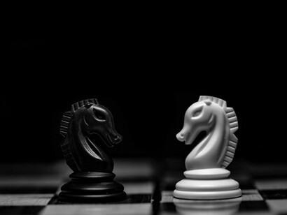 Il nostro corpo, le mani, i nostri gesti, hanno una loro saggezza e una loro memoria; lo vedi quando giochiamo a scacchi