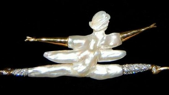 Geoffrey Rowlandson, Grand Jete, gold with diamonds and two cultured baroque pearls, London 1999, 116 KB, © Geoffrey Rowlandson