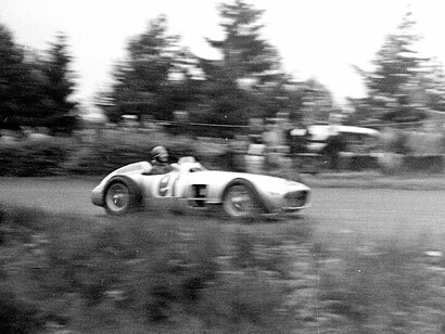 Gran Premio d'Europa, Nuerburgring Germania, 1 agosto 1954, pilota: Hermann Lang, Mercedes-Benz W196 Monoposto. Arriva al terzo gradino del podio completandone la tripletta in Mercedes. Al primo posto Juan Manuel Fangio, al secondo posto Stirling Moss