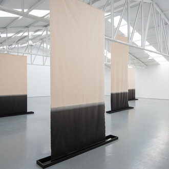 Alexandra Karakashian, Closer to the sun, vista de exhibición. Cortesía de Galería Sabrina Amrani