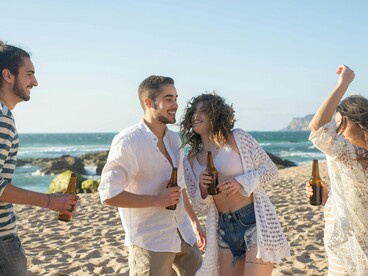 O verão de agosto é como uma época de renovação cultural, com exposições de arte, cinema ao ar livre e festivais de teatro. Agosto é culinária de verão e sabores leves que se destacam de qualquer outra altura do ano. As cidades esvaziam e as aldeias tornam-se cidades. Agosto é o fascínio de viver a tranquilidade temporária de uma cidade vazia e ver o campo e a praia a tornarem-se destinos lotados para quem quer fugir do calor urbano